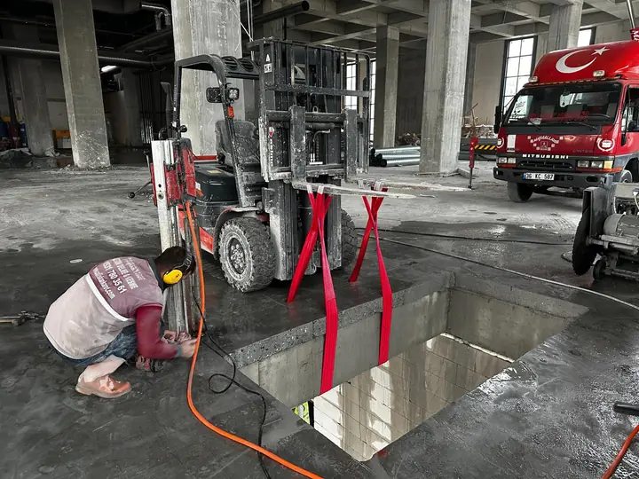 Döşeme kesimi ve kesilen parçanın forkliftle alınması