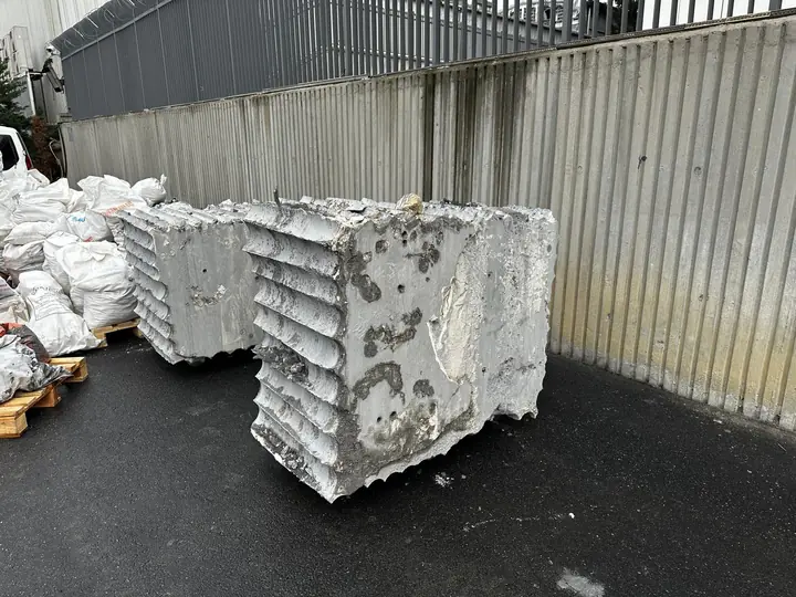 Dizi karotla kesilip çıkarılan beton blok