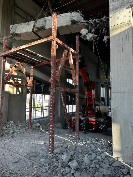 Kesilen betonarme parçanın vinçle indirilmesi