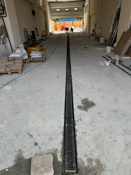 Fabrika zemininde polimer kanal uygulaması